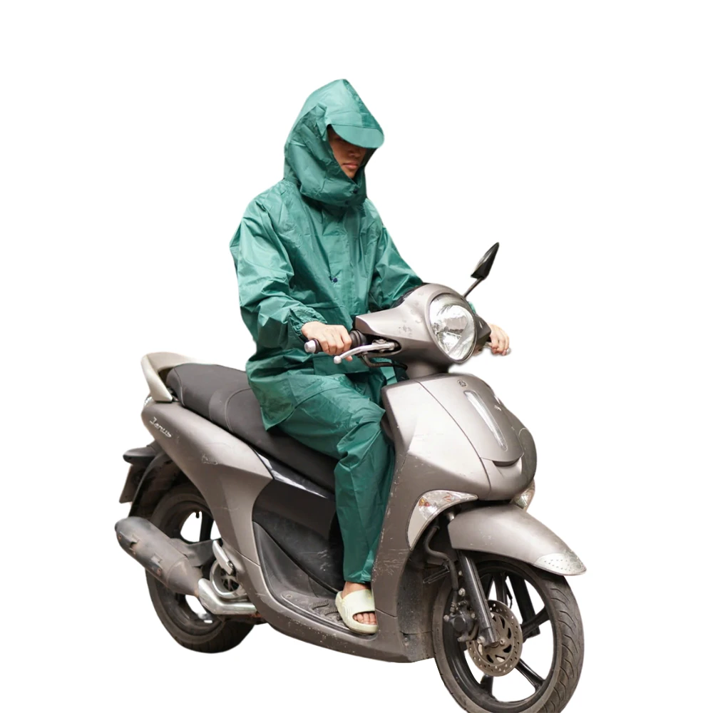 Bộ áo mưa xanh ngọc mặc ở tư thế ngồi trên xe, nền trắng