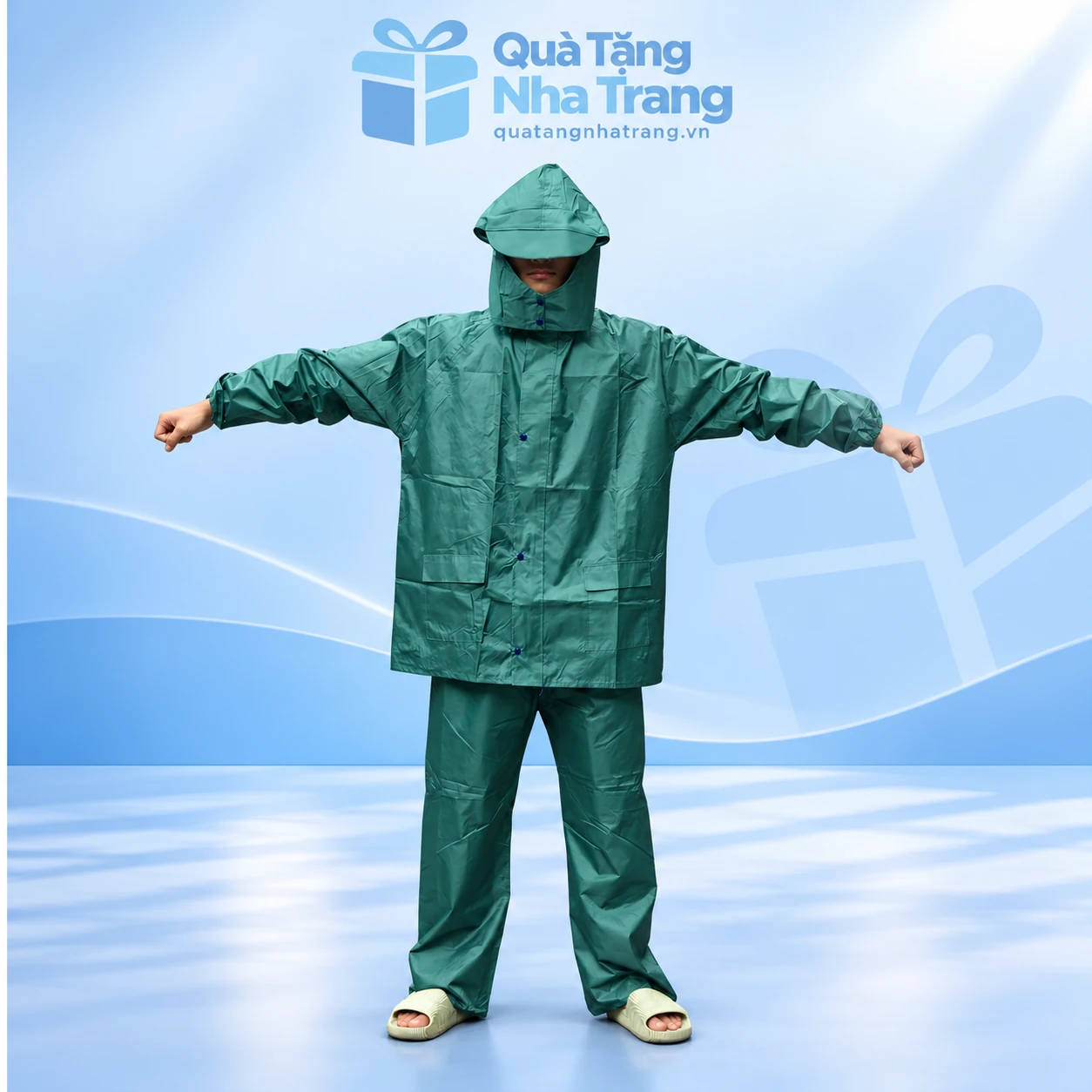 Bộ áo mưa xanh ngọc gồm áo có mũ và quần riêng trên nền Quà Tặng Nha Trang