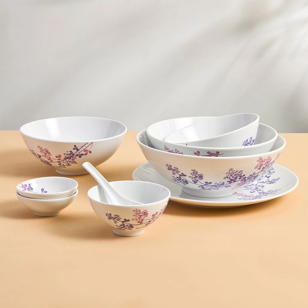 Chén, tô và các món cùng họa tiết Cỏ Tím đặt cạnh nhau