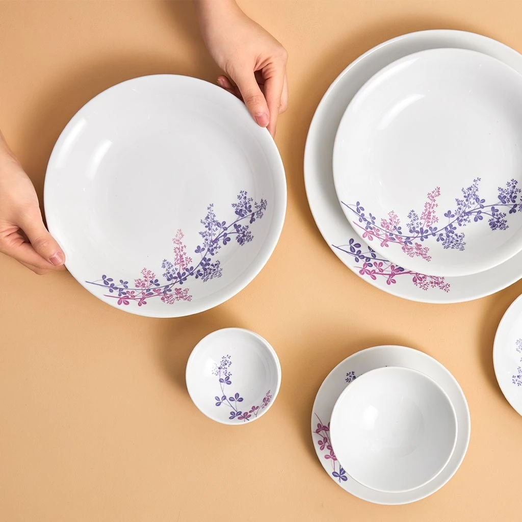 Người cầm đĩa Cỏ Tím bên các món cùng họa tiết nhìn từ trên