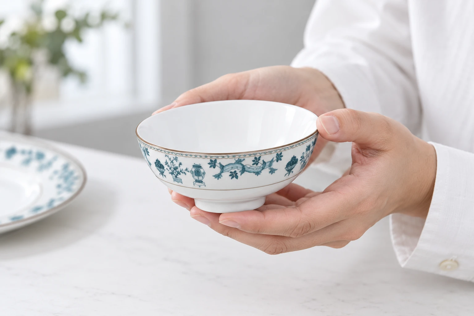 Người cầm một chén cơm viền xanh của bộ Jasmine Tứ Quý