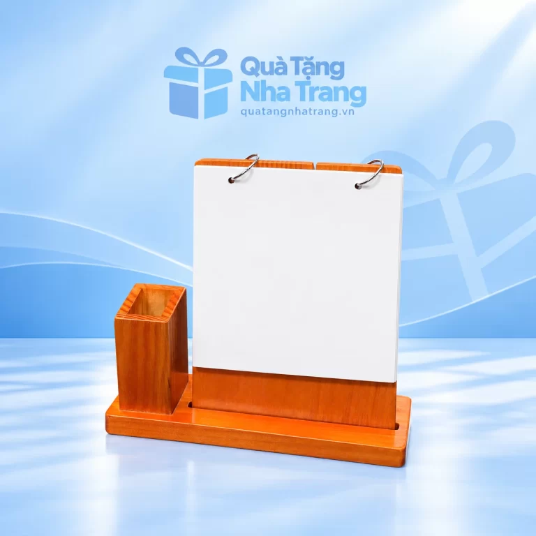 Lịch để bàn đế gỗ kèm ống bút vuông