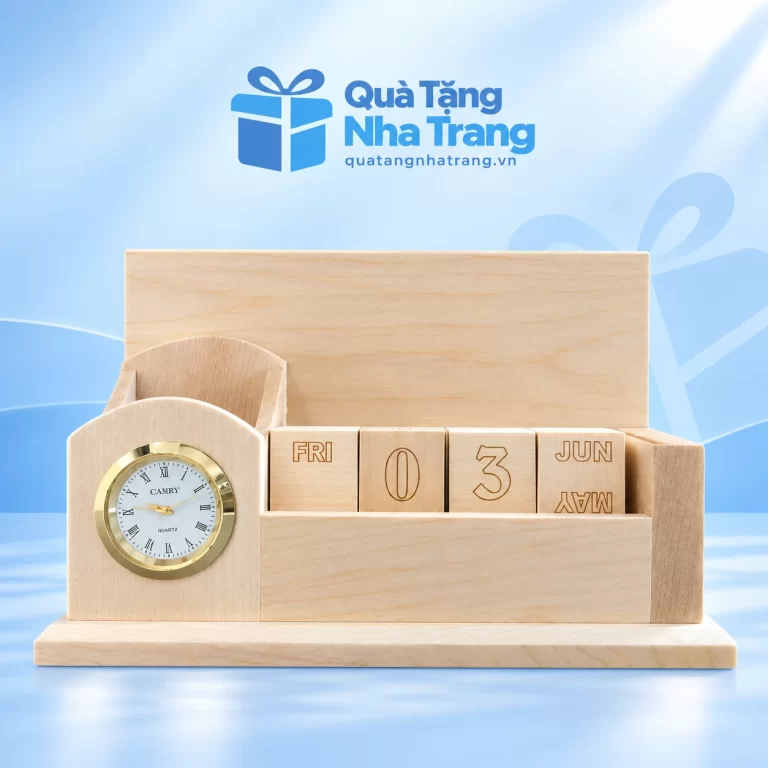 Lịch gỗ để bàn bốn khối kèm đồng hồ và khay bút