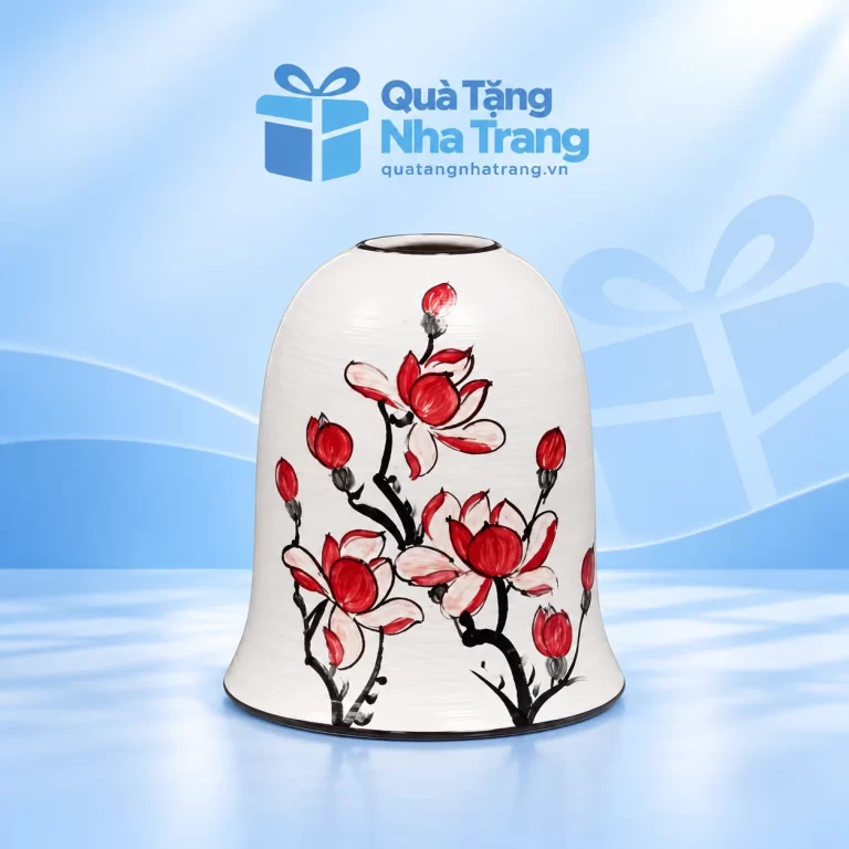 Lọ hoa dáng chuông nền trắng hoa đỏ