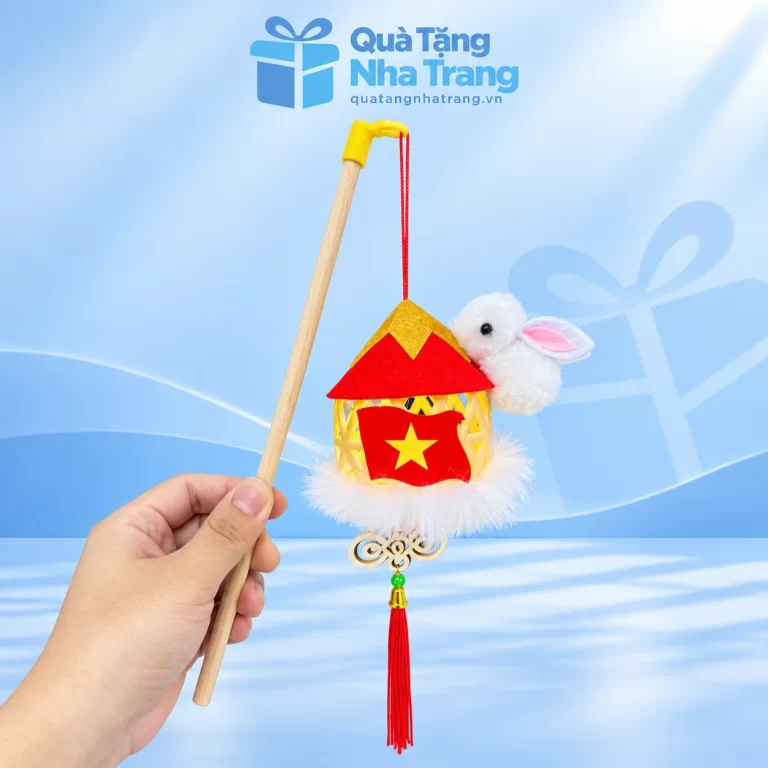 Lồng đèn thỏ trắng bám nón