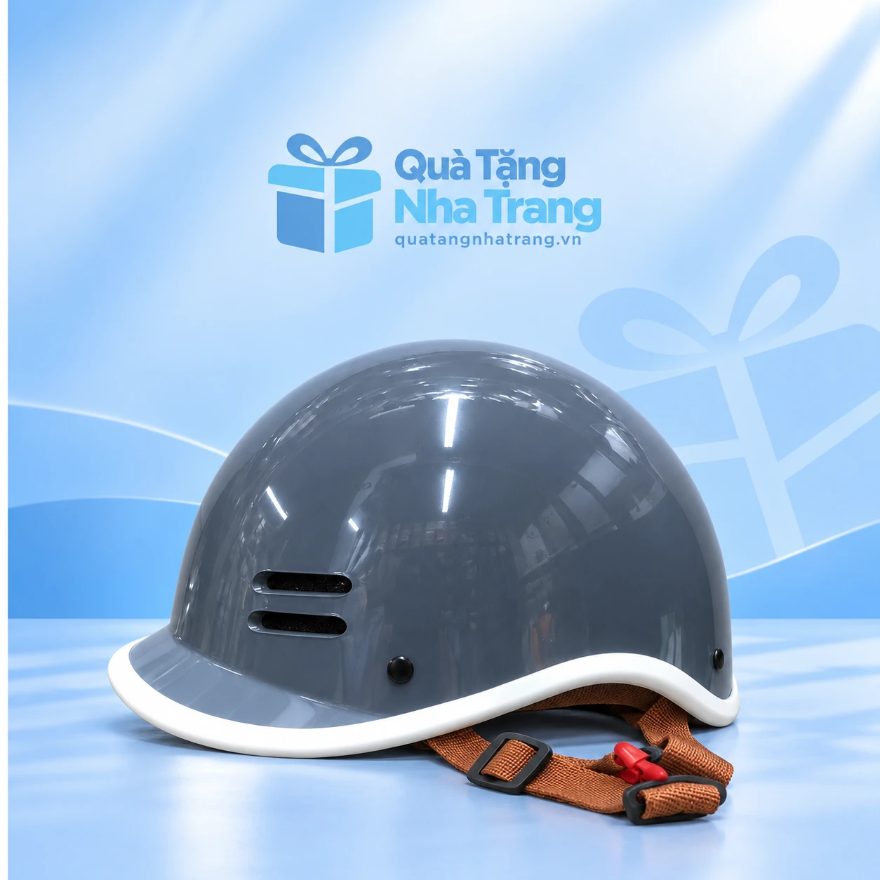 Mũ bảo hiểm cá heo màu xám viền trắng trên nền Quà Tặng Nha Trang