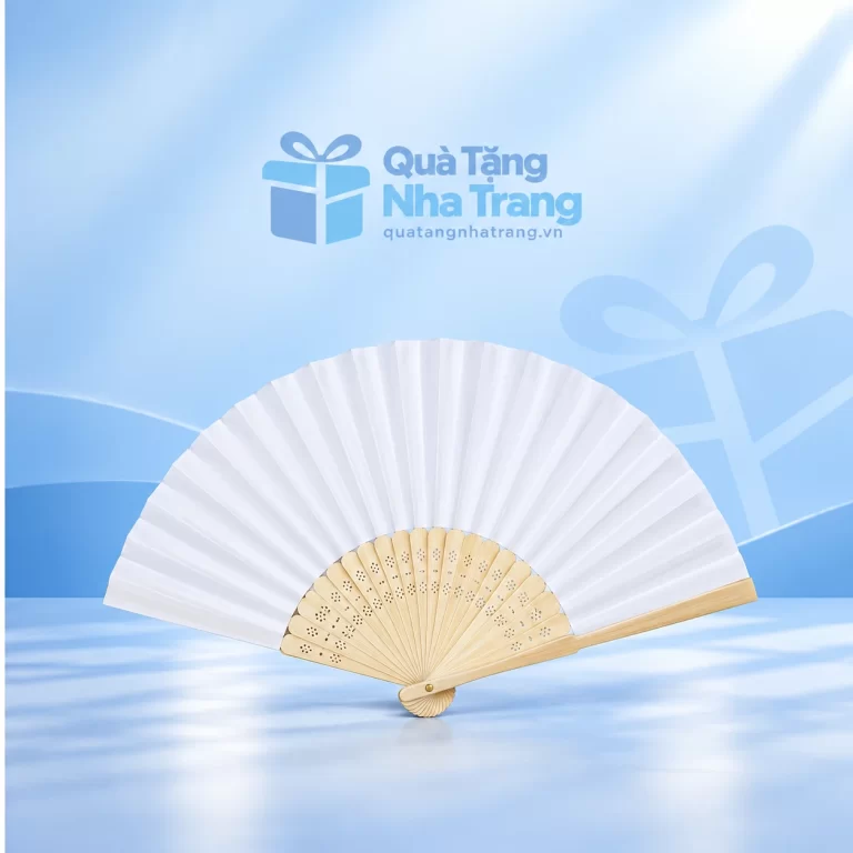 Quạt giấy nan tre cắt hoa văn