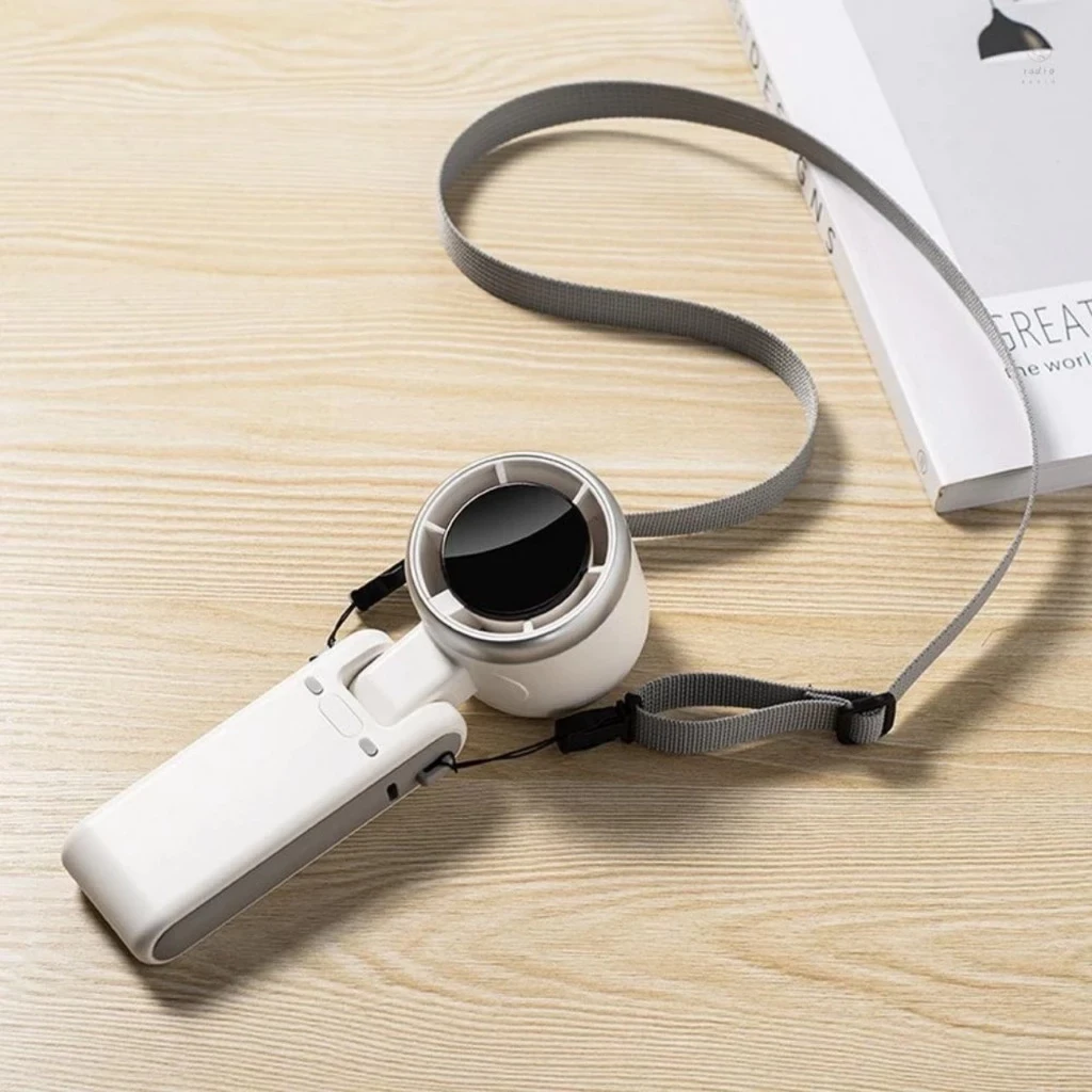 Quạt mini 04 màu trắng và dây đeo xám gắn hai bên thân