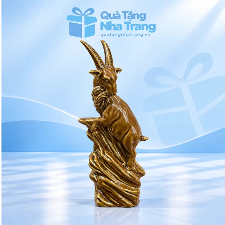 Tượng dê đứng trên mỏm đá
