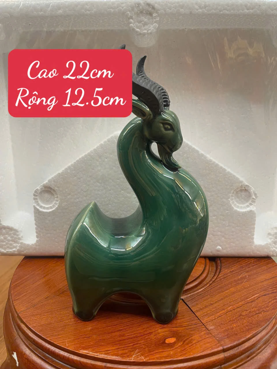 Ảnh chụp tượng dê xanh với nhãn cao 22 cm, rộng 12,5 cm